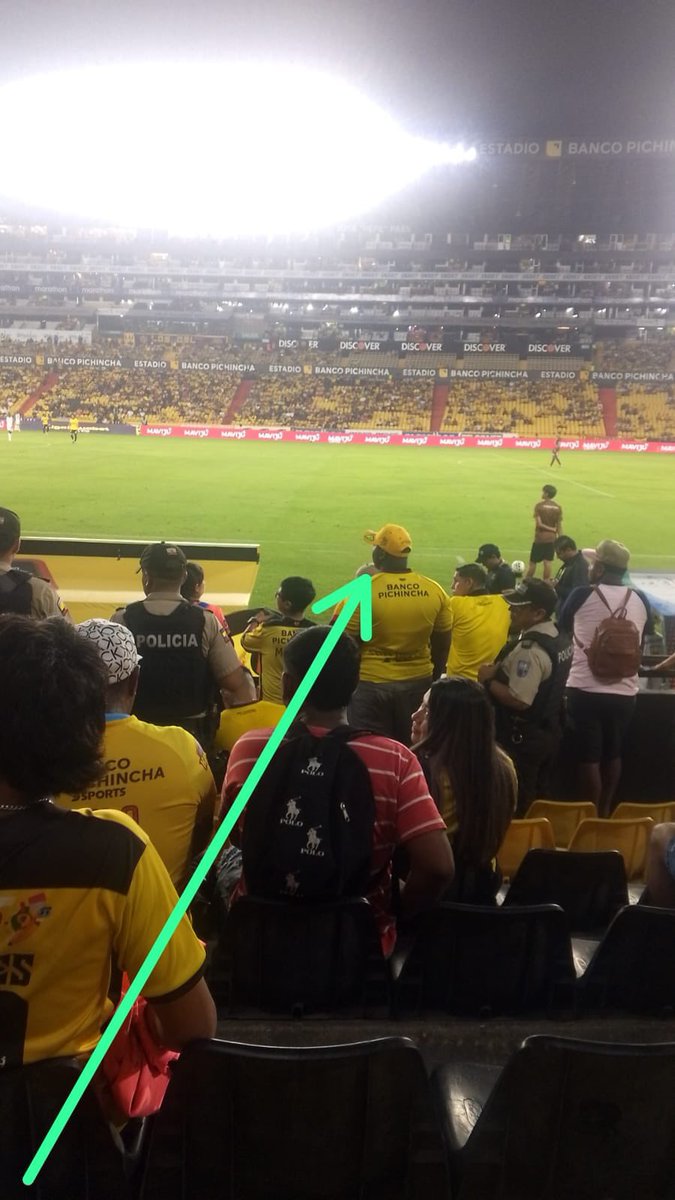 Rubenzao_MF's tweet photo. 🚨 DENUNCIA PUBLICA 🚨

Sr @memontalvo a ud en calidad de Presidente Subrogado de @BarcelonaSC en plenas funciones.
Srs. @PoliciaEcuador a uds en calidad de los llamados a mantener el orden público y velar el bienestar de cada ciudadano.
Sr. @miguelloor en calidad de rector de la Liga Pro, el torneo más grande del Ecuador.
Srs @RobertoIbanez_R en calidad de viceministro de @DeporteEc 
A la prensa joven, libre e INDEPENDIENTE:
@CarlosXArguello 
@santiagobucaram 
@CarlosGalvez21 
@DiegoArcos14 

Nosotros los @sociosbsc de @BarcelonaSC con profunda preocupación y pesar, por segunda vez acudimos a esta red social a expresar esta denuncia pública, puesto que los socios e hinchas de Barcelona Sporting Club, estamos en constante PELIGRO, al acudir a presenciar los partidos de nuestro club, las personas que se observan en las imágenes adjuntas, inclusive que se encuentran conversando con miembros de la policía nacional, se dedican partido a partido a INTIMIDAR y a AMEDRENTAR a los socios e hinchas que acuden refiriéndose a los mismos con términos como que “tienen que copiar y no pueden criticar a Farías (DT de BSC)” y pues obviamente insinuando una amenaza en caso de no acatar la “orden” dada por estos personajes. 

Vivimos en un país de libre expresión no es posible que personas particulares se crean con mayor poder que las mismas autoridades públicas e intimiden a ciudadanos de bien. 

Exigimos que se detengan estas prácticas abusivas e intimidantes, no destruyan más el fútbol ecuatoriano y no ahuyenten más a las familias de los estadios del país.

@DanielNoboaOk