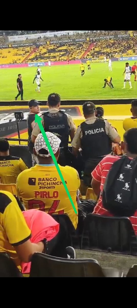 Rubenzao_MF's tweet photo. 🚨 DENUNCIA PUBLICA 🚨

Sr @memontalvo a ud en calidad de Presidente Subrogado de @BarcelonaSC en plenas funciones.
Srs. @PoliciaEcuador a uds en calidad de los llamados a mantener el orden público y velar el bienestar de cada ciudadano.
Sr. @miguelloor en calidad de rector de la Liga Pro, el torneo más grande del Ecuador.
Srs @RobertoIbanez_R en calidad de viceministro de @DeporteEc 
A la prensa joven, libre e INDEPENDIENTE:
@CarlosXArguello 
@santiagobucaram 
@CarlosGalvez21 
@DiegoArcos14 

Nosotros los @sociosbsc de @BarcelonaSC con profunda preocupación y pesar, por segunda vez acudimos a esta red social a expresar esta denuncia pública, puesto que los socios e hinchas de Barcelona Sporting Club, estamos en constante PELIGRO, al acudir a presenciar los partidos de nuestro club, las personas que se observan en las imágenes adjuntas, inclusive que se encuentran conversando con miembros de la policía nacional, se dedican partido a partido a INTIMIDAR y a AMEDRENTAR a los socios e hinchas que acuden refiriéndose a los mismos con términos como que “tienen que copiar y no pueden criticar a Farías (DT de BSC)” y pues obviamente insinuando una amenaza en caso de no acatar la “orden” dada por estos personajes. 

Vivimos en un país de libre expresión no es posible que personas particulares se crean con mayor poder que las mismas autoridades públicas e intimiden a ciudadanos de bien. 

Exigimos que se detengan estas prácticas abusivas e intimidantes, no destruyan más el fútbol ecuatoriano y no ahuyenten más a las familias de los estadios del país.

@DanielNoboaOk
