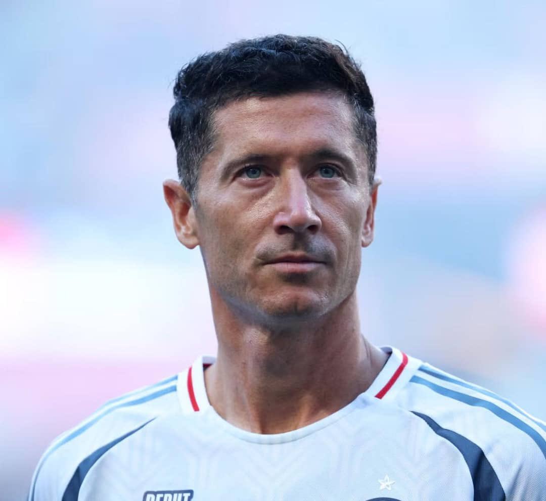 Siiros2's tweet photo. 🚨🚨🚨🚨🚨🚨🚨🚨🚨🚨🎙️

بيني زاهافي - وكيل أعمال روبرت ليفاندوفسكي:

بذل نادي شيكاغو فاير جهداً أكبر من أي نادٍ آخر للتعاقد مع ليفاندوفسكي؛

فقد تحلوا بالصبر والإصرار والابتكار، وبذلوا كل ما في وسعهم لإقناعه.

كان روبرت يبحث عن مشروع يتيح له اللعب، ويشعره بأهميته، ويمنحه دوراً قيادياً؛ وقد وفر له شيكاغو هذه الأمور الثلاثة.