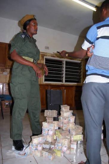 JWSakalajr's tweet photo. Former Labour Minister Austin Liato was arrested after law enforcement dug up K2.1 billion (unrebased) in cash buried beneath a concrete floor at his farmhouse. The joint operation on November 24, 2011, carried out by the Zambia Police Service, Anti-Corruption Commission (ACC). https://t.co/0oNtGistdq