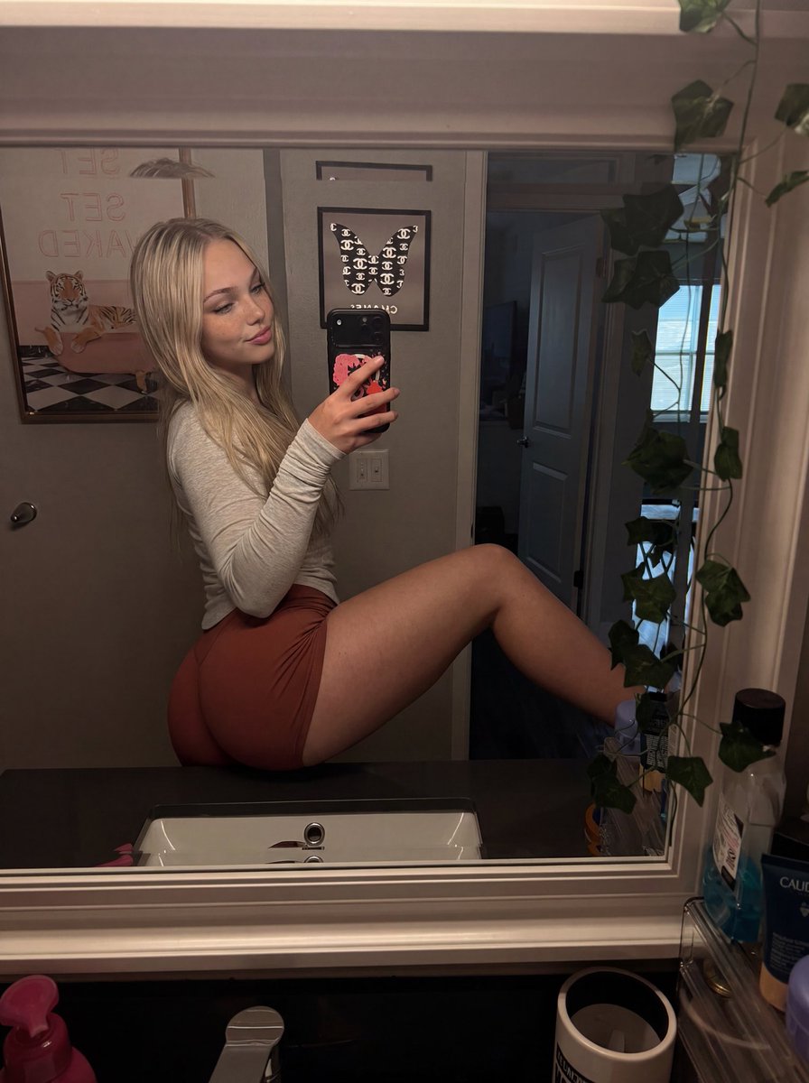 MoonChloe20452's tweet photo. Maybe some handsome men will Dm me 😈 #blonde #sexy #baddie #mens https://t.co/ZUGktdk08t