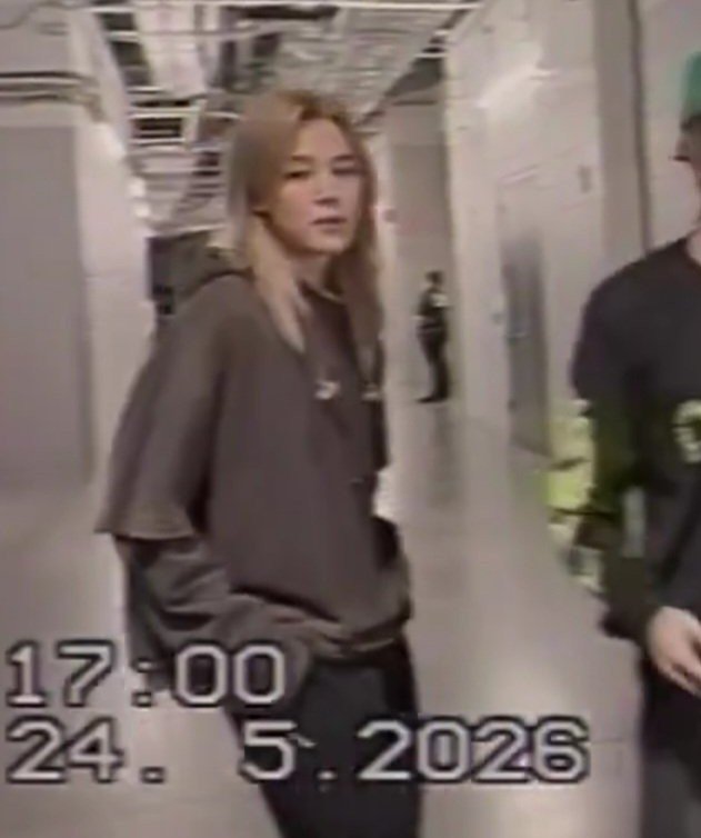 setmcrazy's tweet photo. Ele exatamente como um vocalista de banda teen pop rock anos 2000 que canta sobre depressão, drogas e sexo 🤲 https://t.co/2kWHPVWFKh
