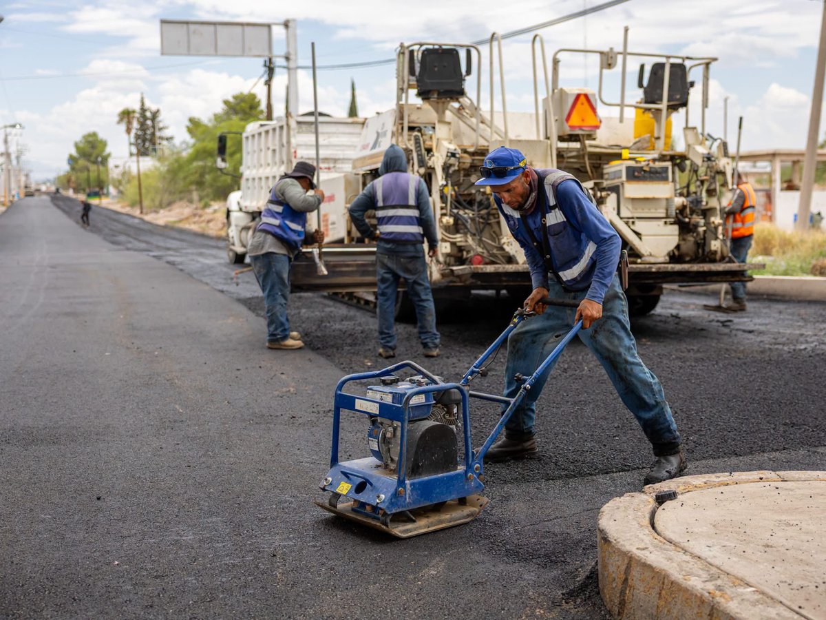 jesusvalenciano's tweet photo. ¿Ya vieron cómo van quedando las calles, raza? 🚧 Cada vez avanzamos más, y la Octava Norte ya luce renovada con cerca de 7 mil metros cuadrados de pavimento.

Estas obras son el resultado de sus contribuciones y del trabajo peso a peso con nuestra gobernadora @MaruCampos_G. Gracias por su paciencia y confianza; sigamos participando y construyendo un Delicias con mejores calles para todas las familias. 💙 #SigamosConstruyendo