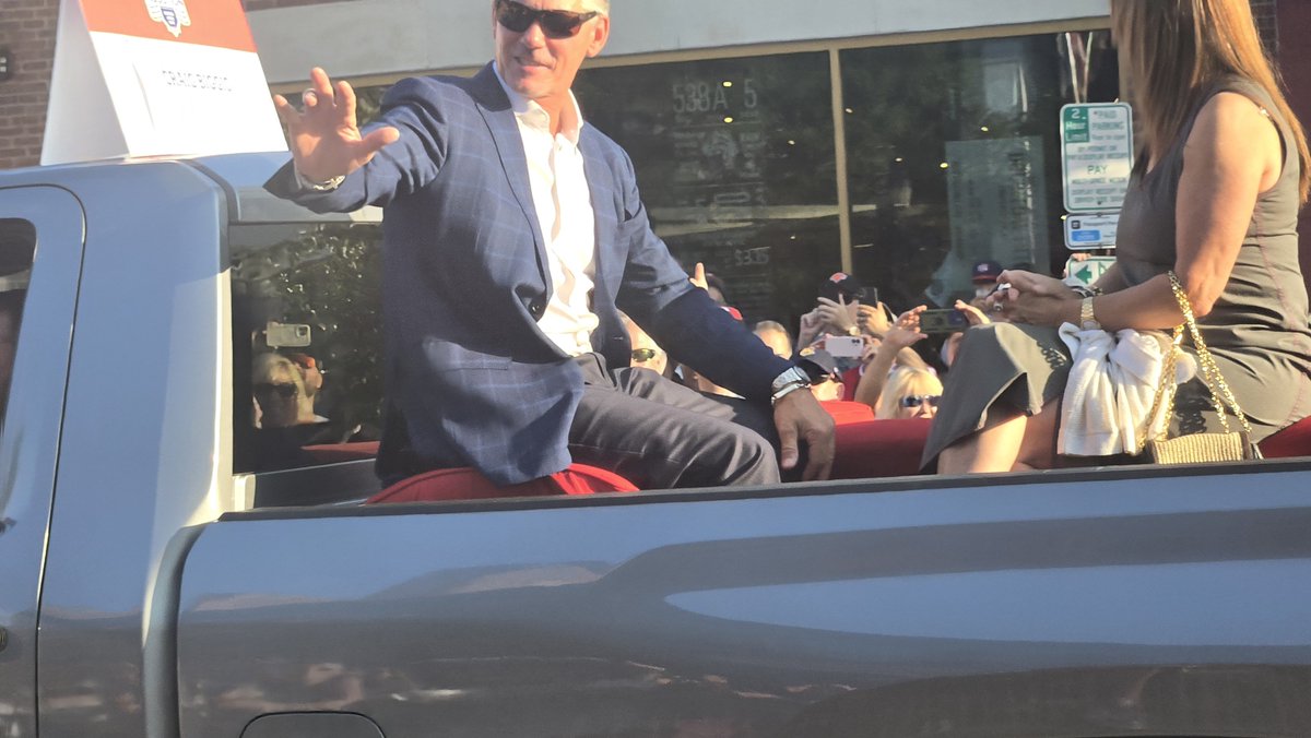 longhorndave's tweet photo. The parade IS the highlight. Most of the returning legends parade down a few feet from the fans and the crowd goes wild (Biggio, Griffey Jr., Chipper, Papi) #HOFWKND ⚾ 🧵 https://t.co/oP4YiuFGmO