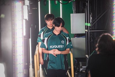 dailyquadcore's tweet photo. backstage with cryo :3 https://t.co/FAsFSVg8Dj