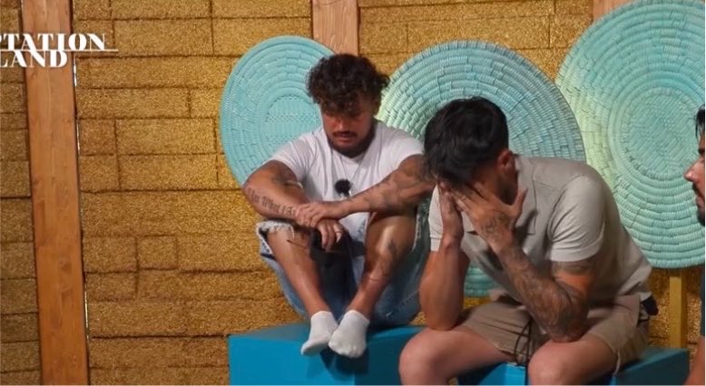 frabiziovalerio's tweet photo. una volta il vecchio saggio disse: “ALMENO UNA COSA BUONA A RICISTI”
#TemptationIsland https://t.co/1cl89LnaeI