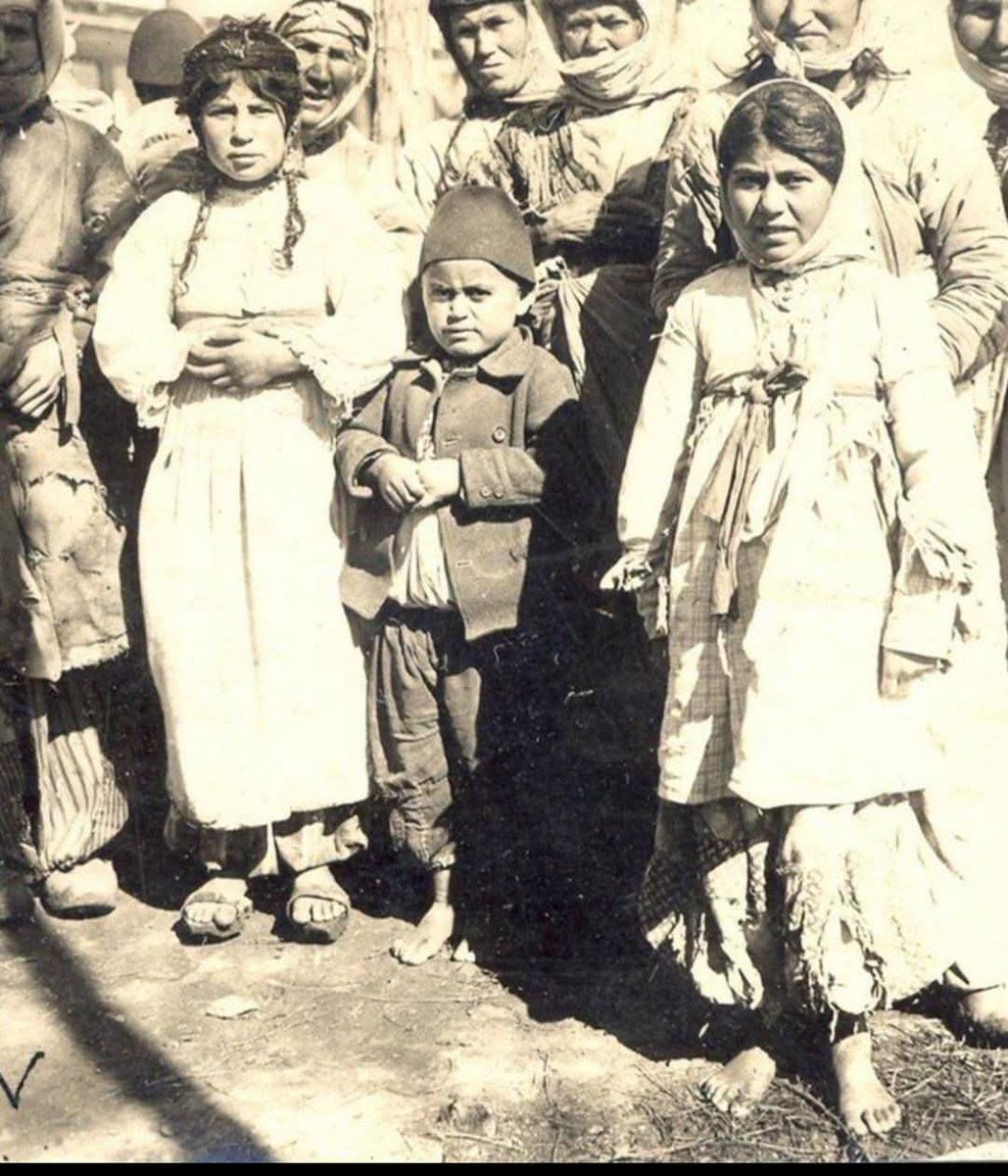 flvkt's tweet photo. Savaş zamanları, ayakkabısız Gaziantep'liler https://t.co/MnIw804uhD