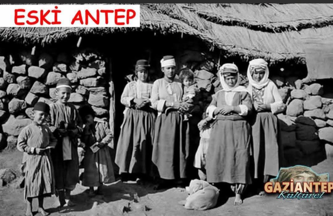 flvkt's tweet photo. Savaş zamanları, ayakkabısız Gaziantep'liler https://t.co/MnIw804uhD