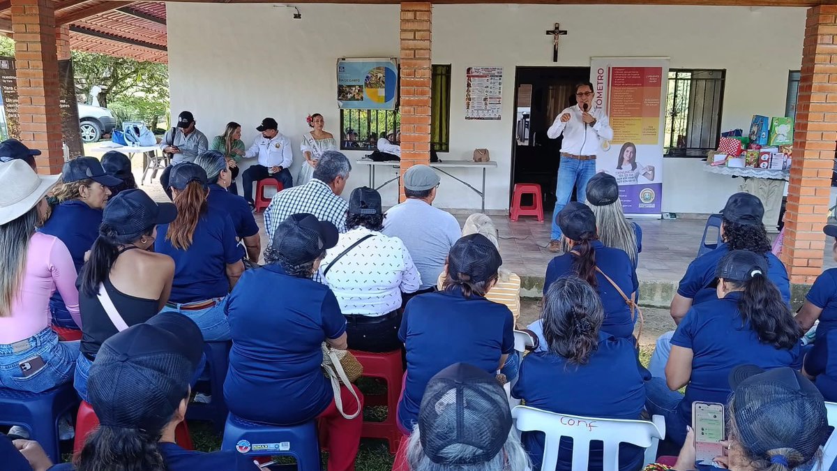 GobdeSantander's tweet photo. En el municipio de Confines, la Secretaría de la Mujer y Equidad de Género brindó acompañamiento institucional a la Asociación de Mujeres Cafeteras de Confines (ASMUCACON), conformada por 60 mujeres del territorio.

Durante la jornada se socializó la oferta institucional en materia de autonomía económica, prevención de violencias basadas en género y apoyo educativo. Además, se articuló el acceso a estos servicios a través de las redes departamental y municipal, con el propósito de ampliar las oportunidades y fortalecer el acompañamiento a las mujeres de la región.

¡Es tiempo de la mujer!