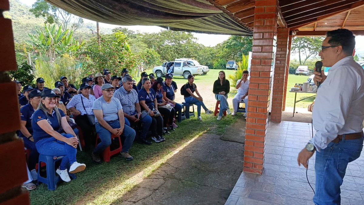 GobdeSantander's tweet photo. En el municipio de Confines, la Secretaría de la Mujer y Equidad de Género brindó acompañamiento institucional a la Asociación de Mujeres Cafeteras de Confines (ASMUCACON), conformada por 60 mujeres del territorio.

Durante la jornada se socializó la oferta institucional en materia de autonomía económica, prevención de violencias basadas en género y apoyo educativo. Además, se articuló el acceso a estos servicios a través de las redes departamental y municipal, con el propósito de ampliar las oportunidades y fortalecer el acompañamiento a las mujeres de la región.

¡Es tiempo de la mujer!