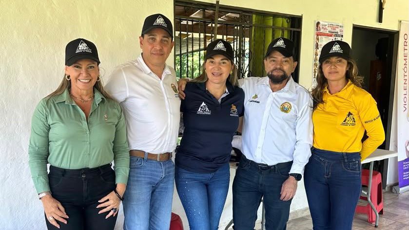GobdeSantander's tweet photo. En el municipio de Confines, la Secretaría de la Mujer y Equidad de Género brindó acompañamiento institucional a la Asociación de Mujeres Cafeteras de Confines (ASMUCACON), conformada por 60 mujeres del territorio.

Durante la jornada se socializó la oferta institucional en materia de autonomía económica, prevención de violencias basadas en género y apoyo educativo. Además, se articuló el acceso a estos servicios a través de las redes departamental y municipal, con el propósito de ampliar las oportunidades y fortalecer el acompañamiento a las mujeres de la región.

¡Es tiempo de la mujer!