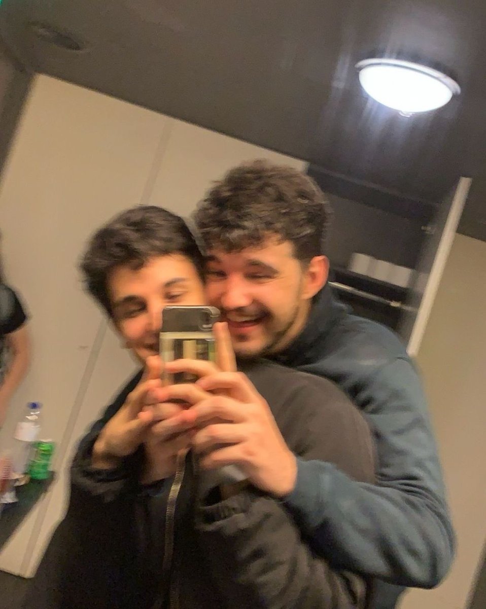 conexaojao's tweet photo. Jão sobre ele e seu namorado e diretor criativo, Pedro Tófani, serem os únicos compositores do Memórias Póstumas:

“O disco traz muito da nossa vida, nasceu para ser um registro da nossa vida. Não tinha como qualquer outra pessoa escrever junto, sabe? Talvez eu esteja aberto a isso no futuro, eu já colaborei com pessoas de coisas que não saíram, mas eu gosto do exercício de poder escrever fora dos meus álbuns, mas nesse álbum não tinha muito esse espaço. Então deixei que o Pedro entrasse num espaço do disco que eu não deixaria mais absolutamente ninguém permanecer. Pela nossa confiança, história, pelo quanto eu sou grato ao nosso trabalho juntos e quanto a gente se entende e quanto o que nós temos é muito raro assim.”