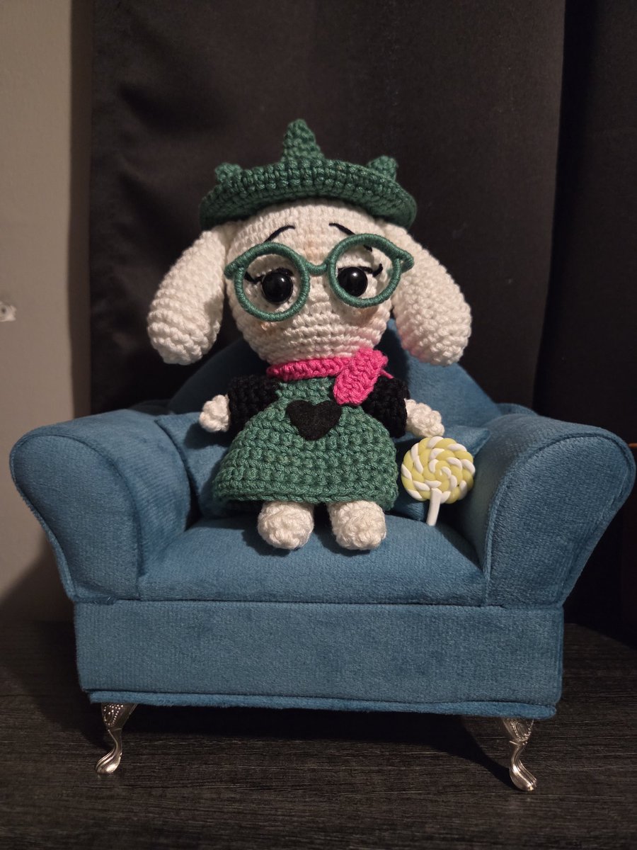 VitiVittore's tweet photo. I found this tiny sofa yesterday and I gave it to my tiny Ralsei, now he is sitting on my desk looking very relaxed lol https://t.co/Od02TxVJ57