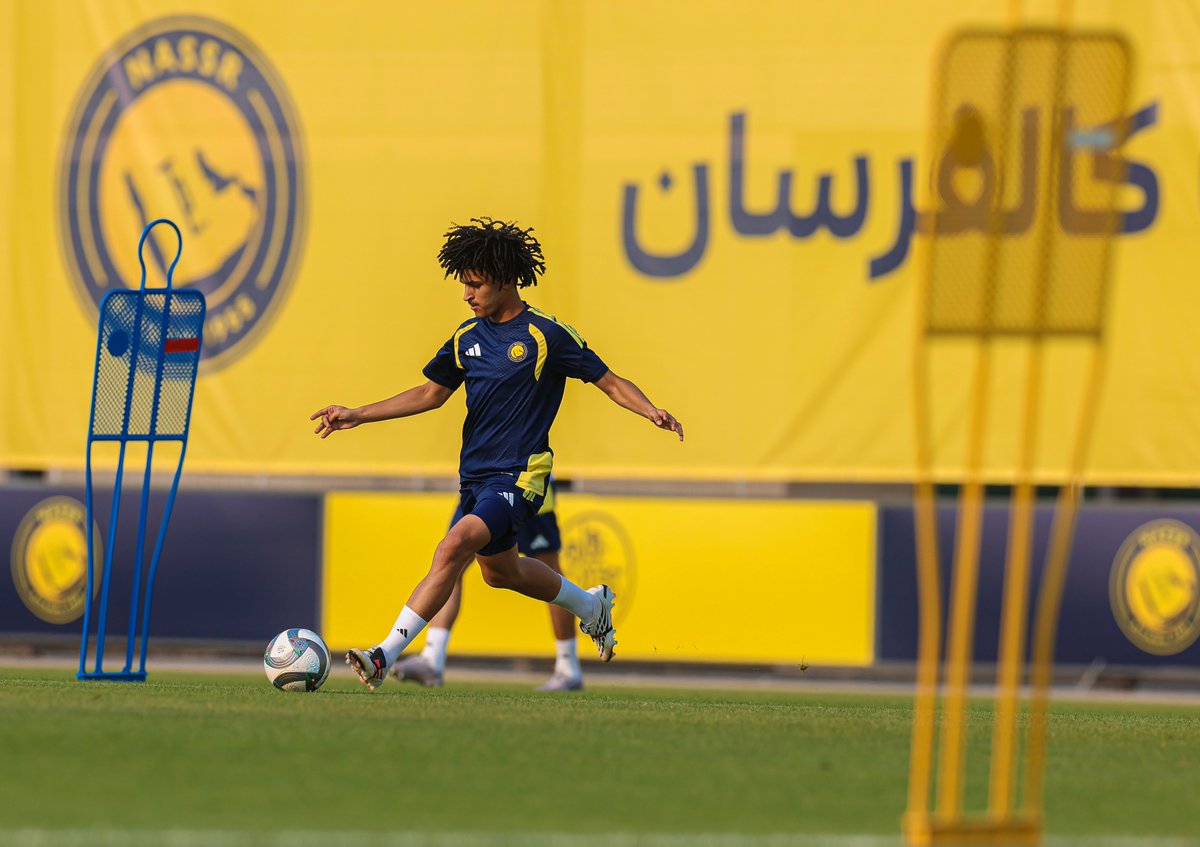 AlNassrFC's tweet photo. فرسـانٌ مكانهم القِمـة .. ومن أجلهـا يجتهـدون ☝️ https://t.co/KIFyOfTyqX