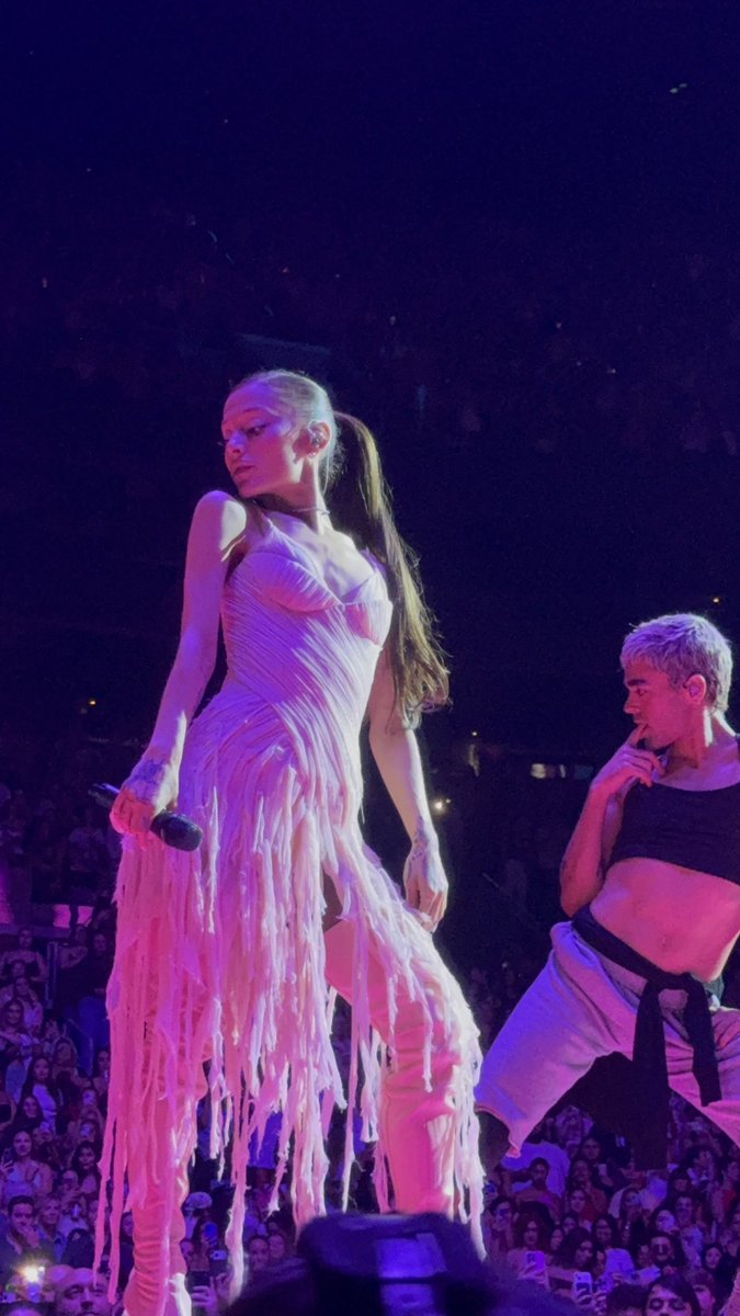 godsvisual's tweet photo. she was really feeling herself last night !!! #ESTBoston https://t.co/TuYwa1B2wC