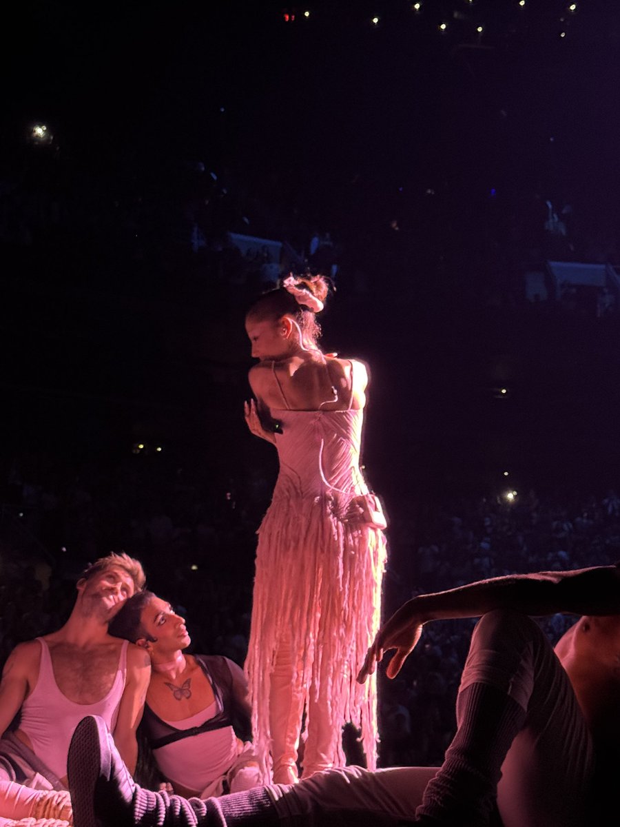 godsvisual's tweet photo. she was really feeling herself last night !!! #ESTBoston https://t.co/TuYwa1B2wC