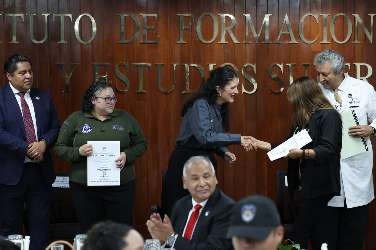 IFP_CDMX's tweet photo. La fiscal general, Bertha Alcalde Luján, encabezó en el #IFPES, casa de estudios de la @FiscaliaCDMX, la ceremonia por el 7.º aniversario de las Unidades Criminalísticas de Proximidad, donde otorgó reconocimientos al personal sustantivo por su trayectoria y rigor científico. https://t.co/sbcBV7z9VA