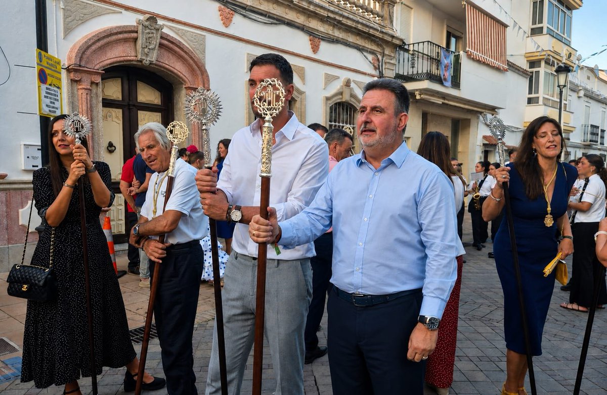 ajmarinberjas's tweet photo. 🟩 ⛪ ¡𝗦𝗔𝗡𝗧𝗔 𝗔𝗡𝗔, 𝗣𝗔𝗧𝗥𝗢𝗡𝗔 𝗗𝗘 𝗠𝗔𝗡𝗜𝗟𝗩𝗔!

 🌸Acompañamos a los vecinos en la Santa Misa y la tradicional procesión. 

🟩🤝Gracias al Hermano Mayor D. Agustín Ferrer García por la invitación y enhorabuena a la Cofradía por la excelente organización. https://t.co/DUenDCh3IS