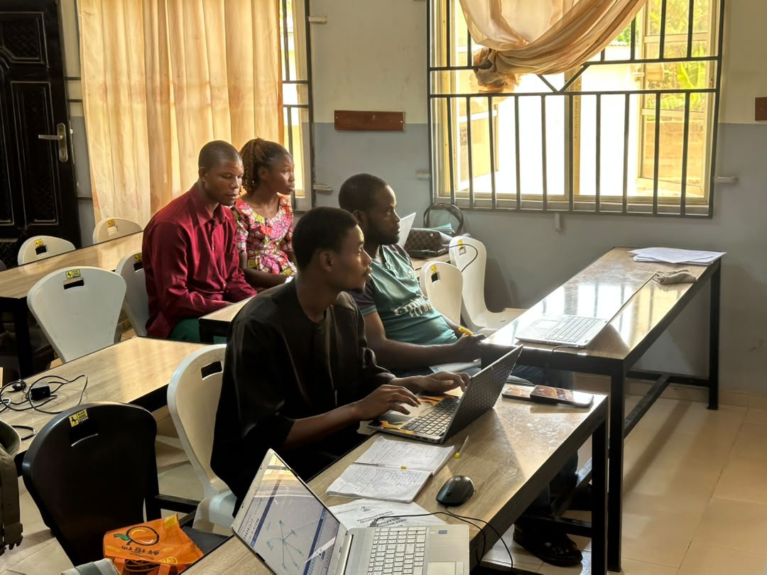 temitope_abe's tweet photo. At my TVET training center, last week was all about Cisco Packet Tracer. Had fun setting up virtual switches, assigning IP addresses, and testing device communication on the same network.
Love seeing the logic come to life!
#fmetvet
#computernetworking https://t.co/c7DFIGliog
