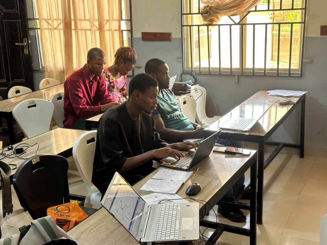 temitope_abe's tweet photo. At my TVET training center, last week was all about Cisco Packet Tracer. Had fun setting up virtual switches, assigning IP addresses, and testing device communication on the same network.
Love seeing the logic come to life!
#fmetvet
#computernetworking https://t.co/c7DFIGliog