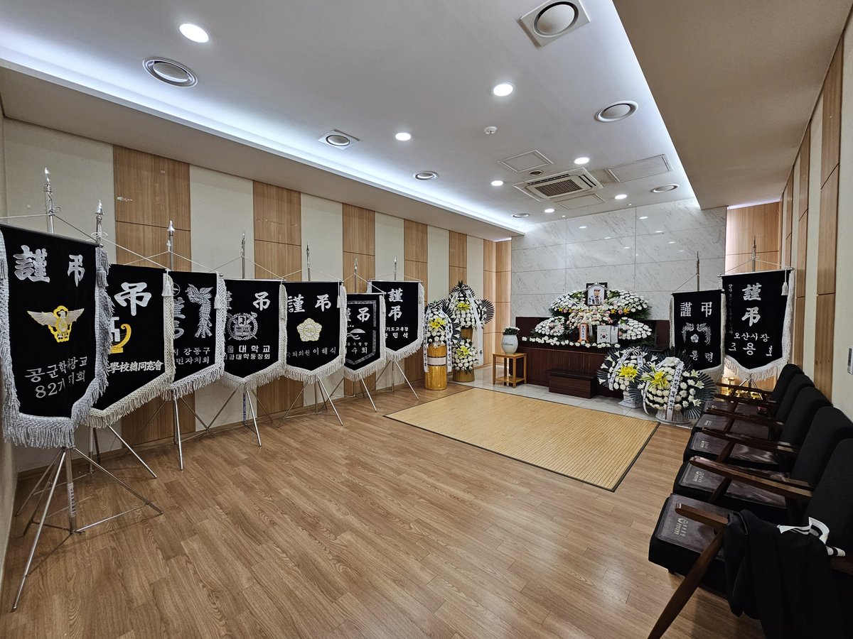 virtuosobbo's tweet photo. 평생 딸만 있어서 어쩌냐 소리 들으셨지만 울 아빠 가시는 길 가오가 빠지진 않겠다 https://t.co/T4H7Ab5wQE