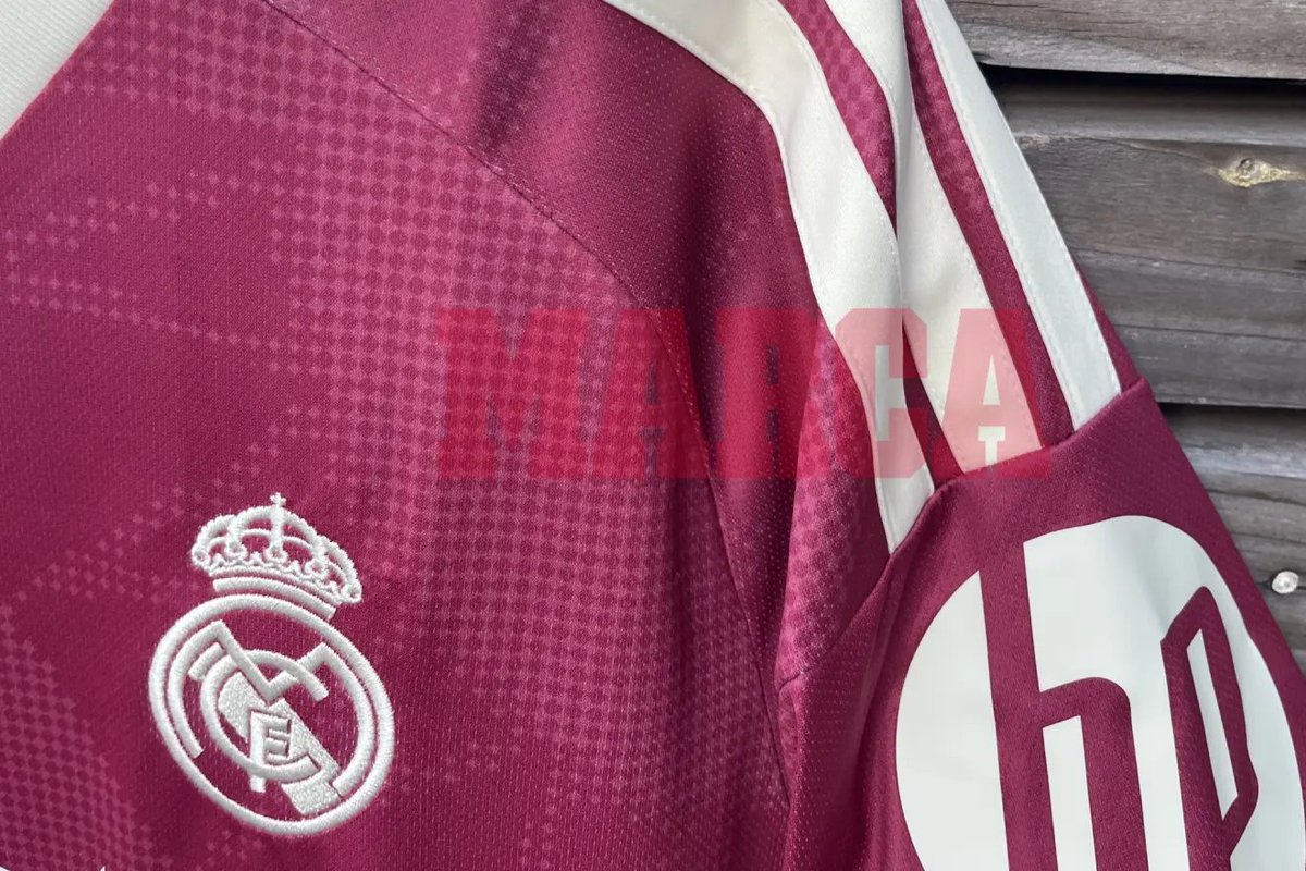 _BeFootball's tweet photo. 🚨🚨 LE TROISIÈME MAILLOT DU REAL MADRID A FUITÉ EN FRANCE !!! 🤯🩷

Repéré et acheté par @marca dans un magasin Intersport en Normandie, le futur maillot third de la saison 2026-2027 est déjà mis en vente avant son annonce officielle.

Il marque le grand retour du rose. https://t.co/1EBGMTxnAa