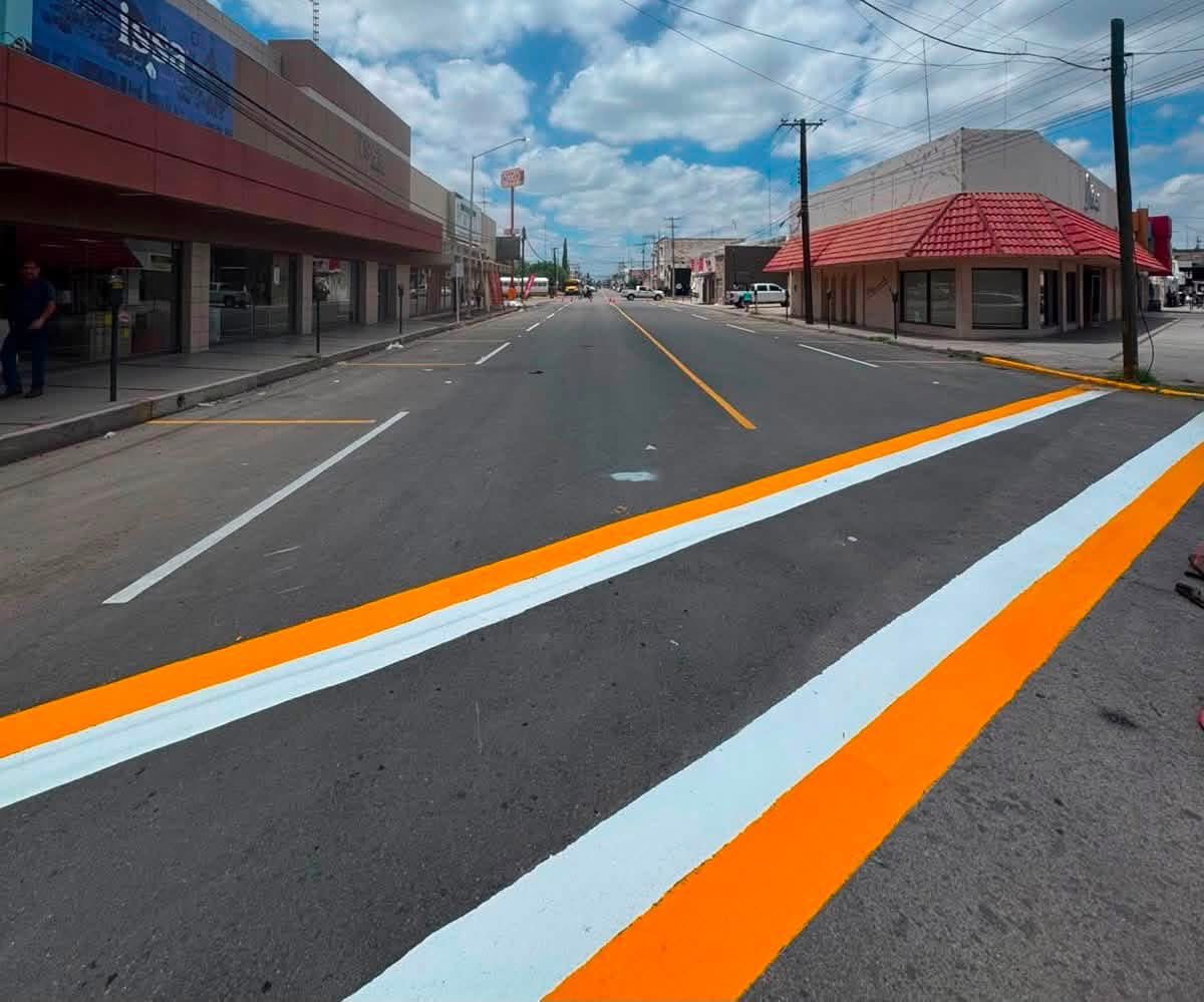 jesusvalenciano's tweet photo. ¡Ya se nota el cambio en las calles del Centro! 🚗🚶‍♀️ Además del nuevo pavimento, concluimos la pintura de carriles, estacionamientos, guarniciones y pasos peatonales para tener vialidades más ordenadas y seguras.

La Primera, Primera Oriente, Primera Norte, Segunda Norte y avenida Nuestra Gente ya están terminadas y listas para disfrutarse. Gracias por su paciencia y confianza; cuidemos juntos estas obras que son para todas y todos. 💙 

#SigamosConstruyendo