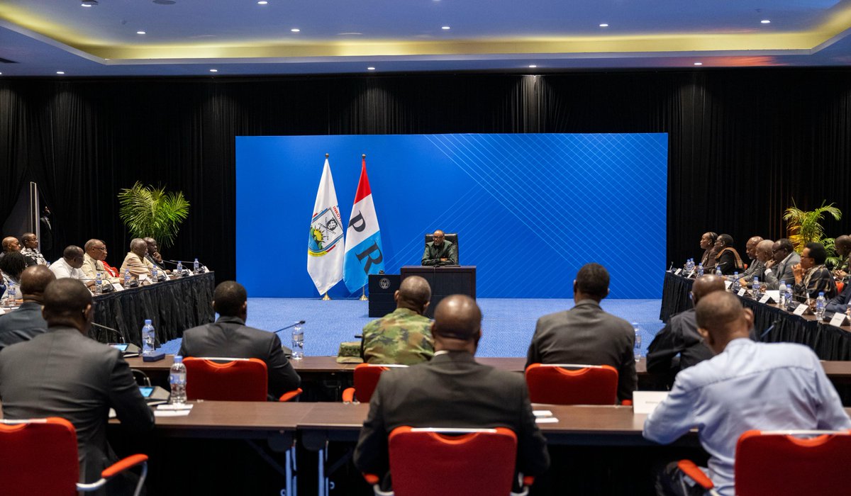 IGIHE's tweet photo. Perezida Kagame akaba na Chairman w'Umuryango FPR-Inkotanyi, yahuye n’abakada bakuru b’uyu muryango bagirana ibiganiro byibanze ku mateka yawo ndetse n’uruhare rwayo mu iterambere ry’u Rwanda.

Umukuru w’Igihugu yahuye n’aba bayobozi ku wa 27 Nyakanga 2026, bahurira muri Intare Arena.

Iyi nama yibanze kandi ku mumaro wo gukomeza kubumbatira indangagaciro z’Umuryango FPR-Inkotanyi bigizwemo uruhare n’abanyamuryango bawo, zirimo kwimakaza imiyoborere ishingiye ku baturage kubazwa inshingano no kwihutisha intego y’Umuryango mu gukomeza guteza imbere u Rwanda.