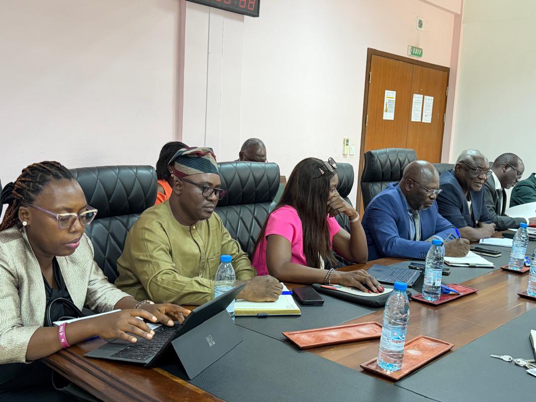 CamilleAkoaP's tweet photo. J'ai reçu ce jour, 27 juillet 2026, au siège de la Direction Générale du FEICOM, une équipe de la Banque Africaine de Développement (BAD), du MINEPAT et du MINEE,
#FEICOM1 #BAD #DéveloppementLocal #SND30 #ODD6 https://t.co/010Xa7Rn4B