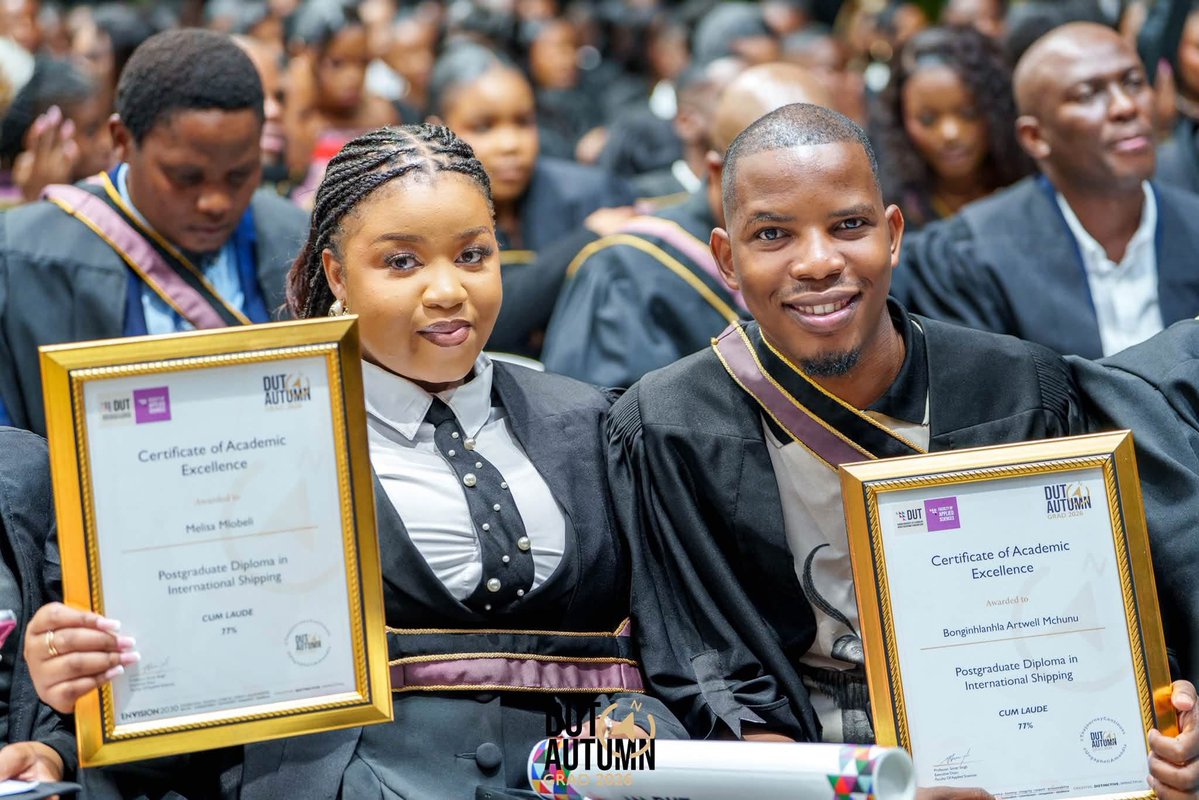 DUT_Tweets's tweet photo. 𝗖𝗲𝗹𝗲𝗯𝗿𝗮𝘁𝗶𝗻𝗴 𝗮𝗰𝗮𝗱𝗲𝗺𝗶𝗰 𝗲𝘅𝗰𝗲𝗹𝗹𝗲𝗻𝗰𝗲. 🎓

📸 Photographer: S’bonelo Dlamini

#DUTGrad2026 #TheJourneyContinues #CreativeDistinctiveImpactful https://t.co/dr4yIf5rzG