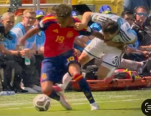Fachapobre97's tweet photo. @tellersoprano @DanannOficial @Lavozgalactica Tienes razón, es un deporte de contacto. Vamos a jugar a un juego, adivina cuál es futbol. Te doy una pista, en el futbol se juega con una pelota. https://t.co/I2T89asMTJ