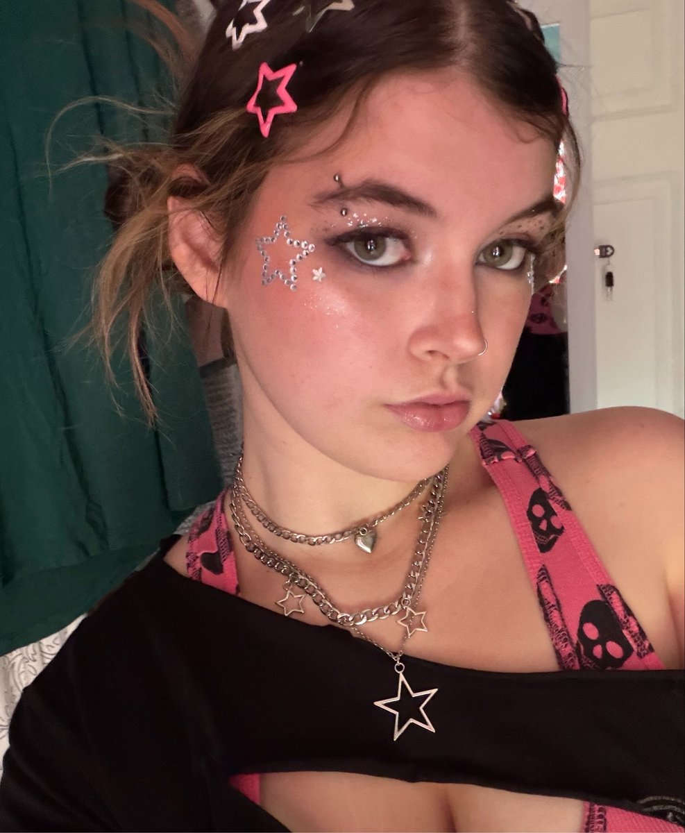 cherryvessel's tweet photo. 5sos cincy tonight YAAAA i’ll be on the lawn with some bracelets! :D #EASCincinnati https://t.co/gr7zjBPB1L