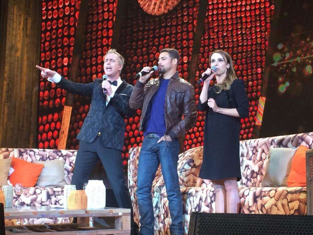 ssebaalvarado's tweet photo. amabamos tanto esta novela que pasaron el final con los protagonistas desde el luna park con ellos jaksjsja TENIAS QUE ESTAR AHI https://t.co/BnujhOTwT6