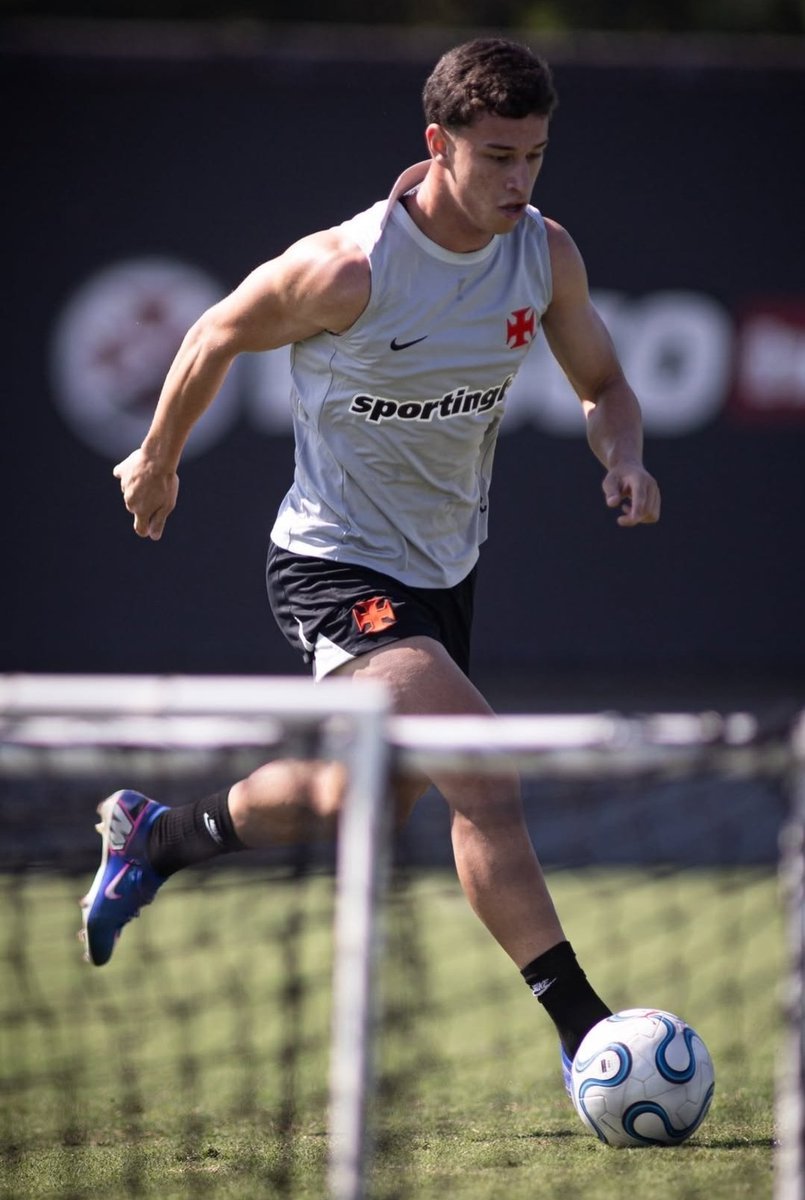 fjv36familia's tweet photo. NO CT

Atacante Bruno Lopes treinou nesta segunda-feira junto com o elenco profissional do Vasco, no CT Moacyr Barbosa. O jogador estava em tratamento por uma lesão muscular e está sendo observado pelo técnico Pedro Emanuel.

Fonte: X do jornalista Emerson Rocha/Atenção Vascaínos https://t.co/Ppul1qyuY8