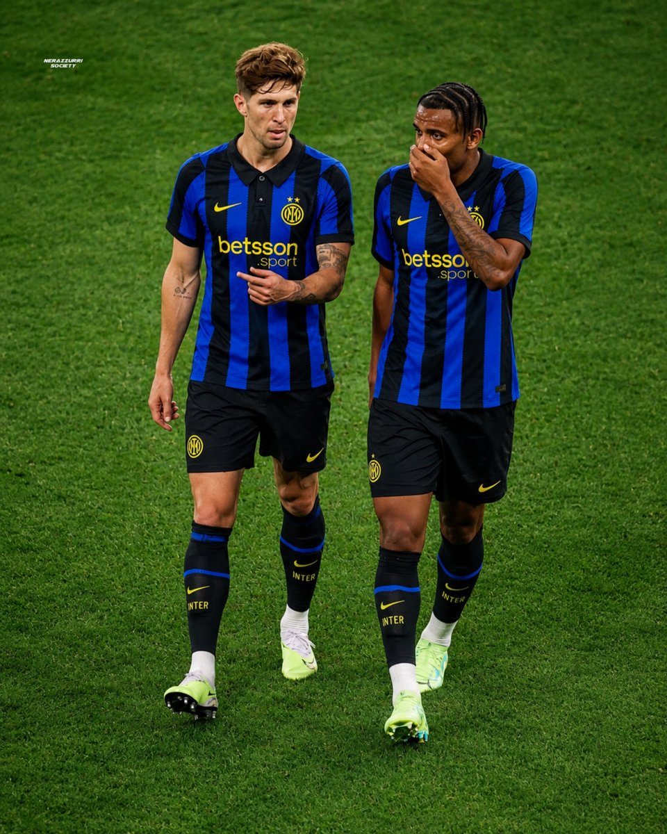 nerazzurriSoci_'s tweet photo. REUNITED! 🖤💙🇨🇭🏴󠁧󠁢󠁥󠁮󠁧󠁿 https://t.co/BUU5gBhvqL