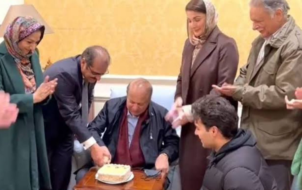 MaleehaHashmey's tweet photo. جس دن شہید ارشد شریف کا جنازہ تھا، اس دن شریف خاندان لندن میں (میڈیا رپورٹس کے مطابق، دیوالی مناتے ہوئے) کیک کاٹ رہا تھا، تالیاں پیٹ رہا تھا۔

یہ 24 اکتوبر، 2022 کی بات ہے

اور آج کشمیر میں نہتے مسلمانوں کی شہادت پر ان کو افسوس تو دور کی بات، اپنی جعلی فتح کا جشن منانے کا جوش ہے۔ https://t.co/WWEk9tax5N