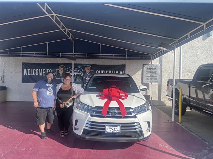 Fritts_Ford's tweet photo. Megan and Andres, congratulations on your 2017 TOYOTA HIGHLANDER!  Thank you again for the opportunity to earn your business, Fritts Ford and Jordan Hundley. https://t.co/RNKrmI0727
