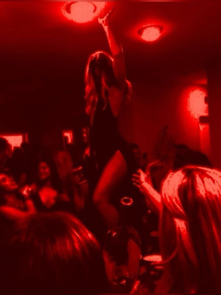 lasencinascs's tweet photo. “𝐈 𝐒𝐄𝐄 𝐑𝐄𝐃“ 
La première fête organisée au Club de Madrid pour les élèves de Las Encinas. 

Postez vos tenues avec #lasencinasiseered https://t.co/2mAI7Zo0mE
