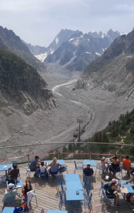 ActisAndres's tweet photo. Fotos de estos días: un placentero descanso en la arena con un incendio de fondo (Burdeos) y una comida en un exclusivo mirador con vistas a un glaciar que ya no existe (también en Francia, en los Alpes).

El nuevo planeta -la era de la ebullición global- en dos imágenes. https://t.co/FWi6XRFik5