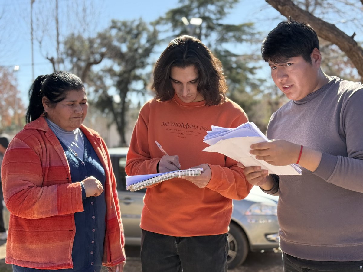 GabrielLopez_OK's tweet photo. La #GarrafaEnTuBarrio llegó a Rodeo del Medio y Fray Luis Beltrán para que más familias accedan a garrafas a precio subsidiado.

Seguimos gestionando soluciones para cada distrito de Maipú de la mano de @MendozaGobierno . 💙

#JuntoAVos https://t.co/WHOH7R5bjz
