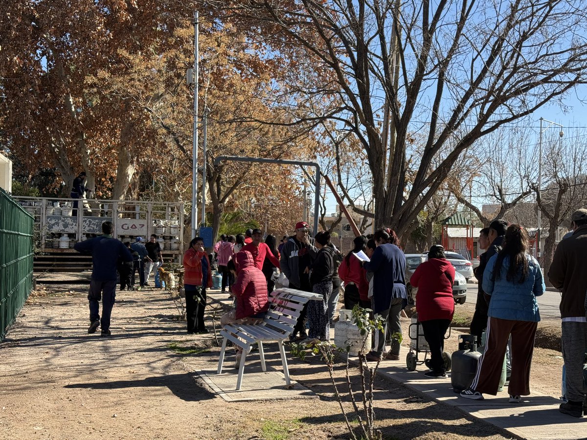 GabrielLopez_OK's tweet photo. La #GarrafaEnTuBarrio llegó a Rodeo del Medio y Fray Luis Beltrán para que más familias accedan a garrafas a precio subsidiado.

Seguimos gestionando soluciones para cada distrito de Maipú de la mano de @MendozaGobierno . 💙

#JuntoAVos https://t.co/WHOH7R5bjz