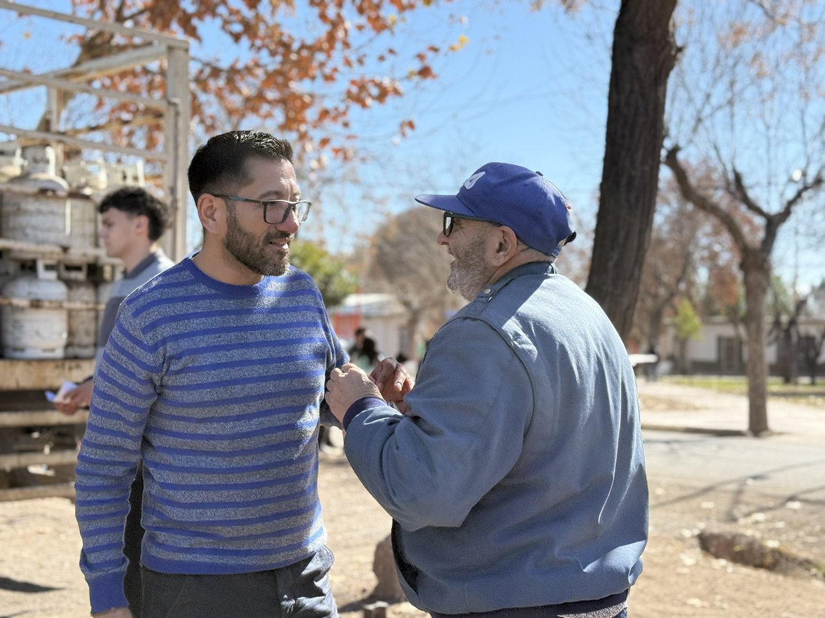 GabrielLopez_OK's tweet photo. La #GarrafaEnTuBarrio llegó a Rodeo del Medio y Fray Luis Beltrán para que más familias accedan a garrafas a precio subsidiado.

Seguimos gestionando soluciones para cada distrito de Maipú de la mano de @MendozaGobierno . 💙

#JuntoAVos https://t.co/WHOH7R5bjz