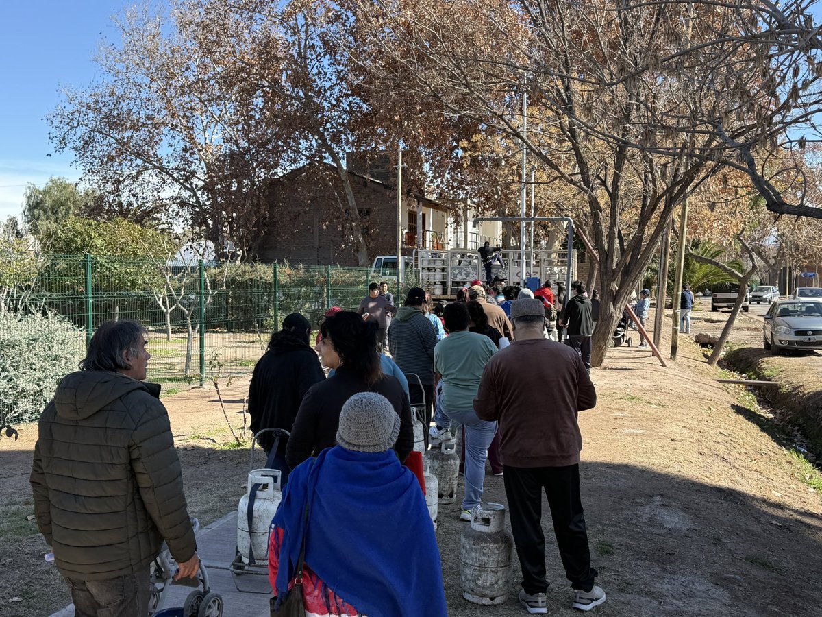 GabrielLopez_OK's tweet photo. La #GarrafaEnTuBarrio llegó a Rodeo del Medio y Fray Luis Beltrán para que más familias accedan a garrafas a precio subsidiado.

Seguimos gestionando soluciones para cada distrito de Maipú de la mano de @MendozaGobierno . 💙

#JuntoAVos https://t.co/WHOH7R5bjz
