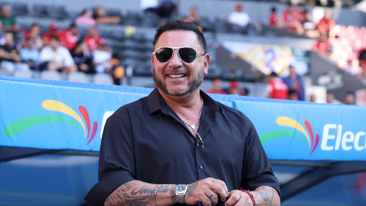 gringofutbol's tweet photo. Is it just me or is Toluca's Antonio Mohammed the most dripped out coach in the history of the game? https://t.co/PcffQEewXM
