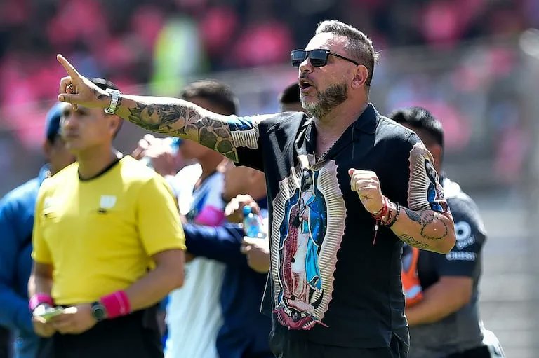 gringofutbol's tweet photo. Is it just me or is Toluca's Antonio Mohammed the most dripped out coach in the history of the game? https://t.co/PcffQEewXM