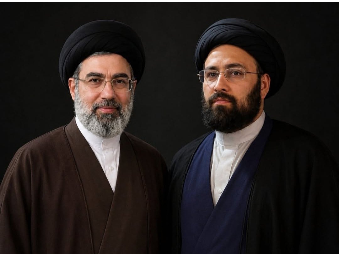seyedbaloooch's tweet photo. دستاوردآم.ریکای نادان ازجنگ،درکنا هم قراردادن خمینی وخامنه‌ای شد.خمینی کبیر وخامنه‌ای شهید در پیروزی انقلاب همه‌ی سختیهاومشقتهارابه جون خریدندوبالاخره پیروزشدند.
دوباره خمینی وخامنه‌ای درکنارهم‌اندتاتاریخ را تکرار وایران راباری دیگرپیروزمیدان بکنند.
سلامتیشون صلوات؛ https://t.co/08xPR5HBsN