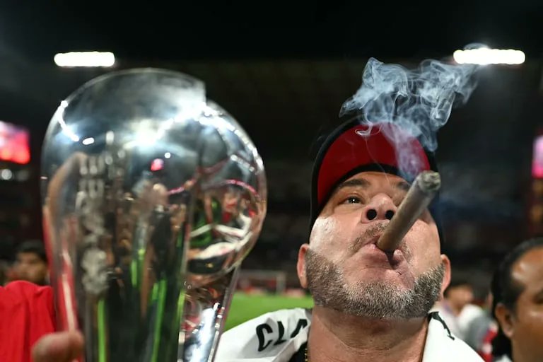 gringofutbol's tweet photo. Is it just me or is Toluca's Antonio Mohammed the most dripped out coach in the history of the game? https://t.co/PcffQEewXM
