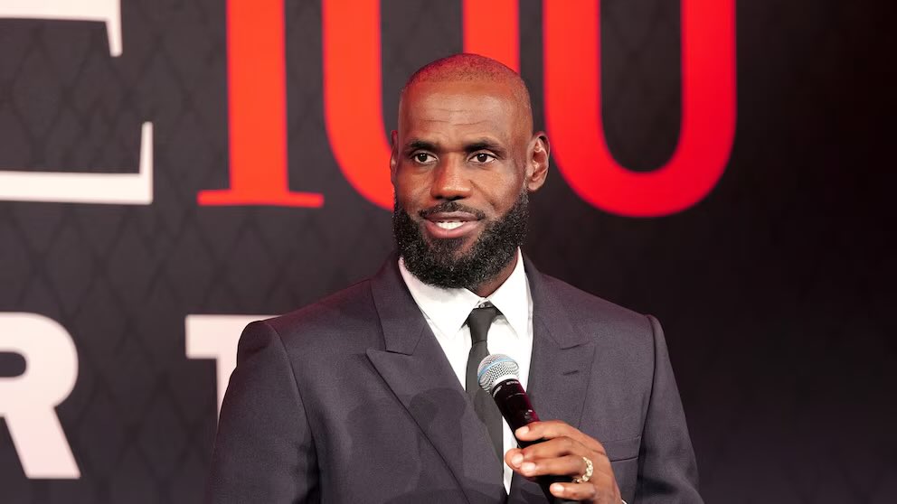 FearedBuck's tweet photo. LeBron James is reportedly planning to live in New York City and commute to Philadelphia by helicopter every day https://t.co/1xcb7GvH4u