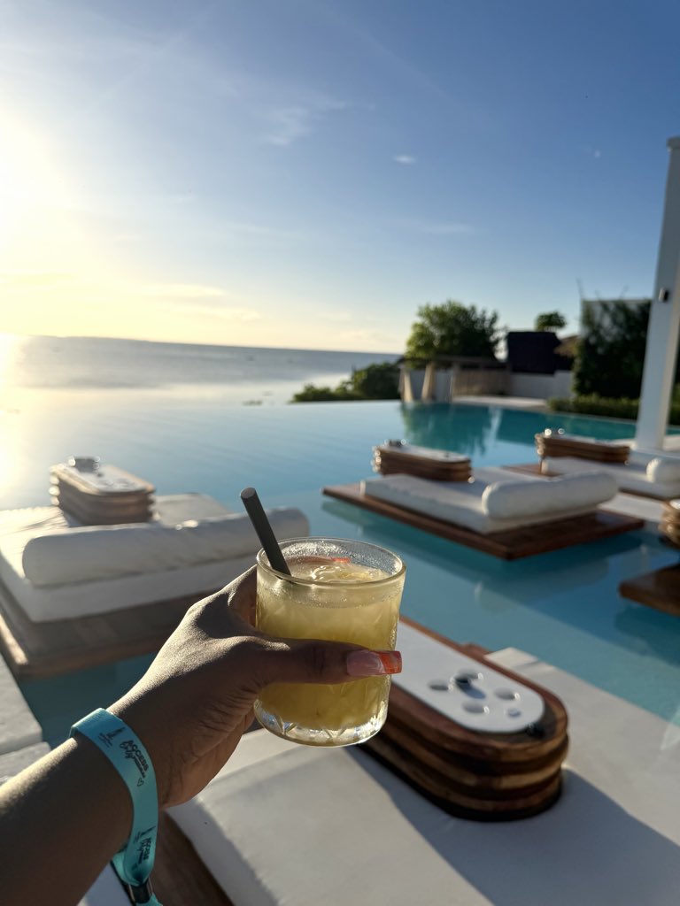 Modernlla's tweet photo. Le Saint Tropez 🏝️ https://t.co/sJk0j5AqVs