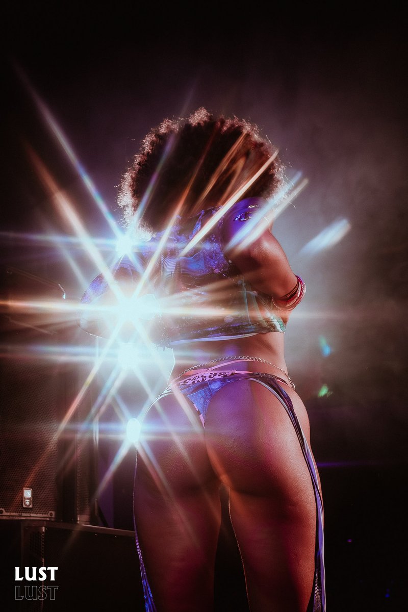 lust_bsb's tweet photo. Boa tarde, Lusters! Tuto bem? 

Faltam 5 dias para a  LUST DISCO de Goiânia!

🪩💜

Sábado, dia 1 de agosto, no Tropical Club, em Aparecida de Goiânia.

Para quem mora longe e já quer organizar suas caronas com outros Lusters, vamos deixar aberto o grupo “_Luster de Carteirinha_”,nesta semana pré-evento.

Lá vocês podem trocar ideia, arranjar suas caronas/ transporte uns com os outros (e trocar nudes também😈).

⚠️ Mas há tsão! 

Leiam as regras do grupo, pois até o cabaré tem regra pra funcionar‼️

Se organizar direitinho, todo mundo tran… digo, todo mundo vai Lustear.😚

https://t.co/xIqrRTd2km

📸 cliques de @technogamia
